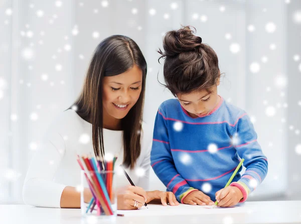 Mother and daughter with coloring pencils indoors — Stock Photo, Image