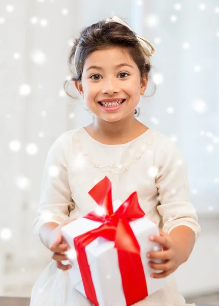 Χαμογελώντας κοριτσάκι με το κιβώτιο δώρων — Φωτογραφία Αρχείου