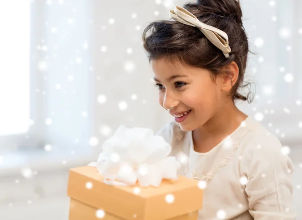 Sorrindo menina com caixa de presente — Fotografia de Stock