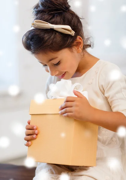 ギフト用の箱を持つ少女の笑顔 — ストック写真