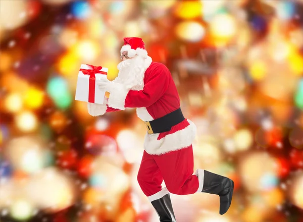 Man in kostuum van de kerstman met doos van de gift — Stockfoto