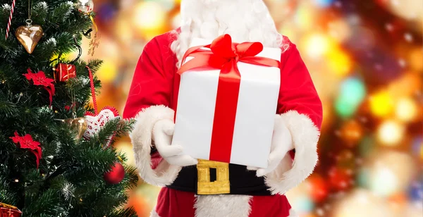 Человек в костюме Санта-Клауса с подарочной коробкой — стоковое фото