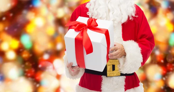 Close up of santa claus with gift box — Stock Photo, Image