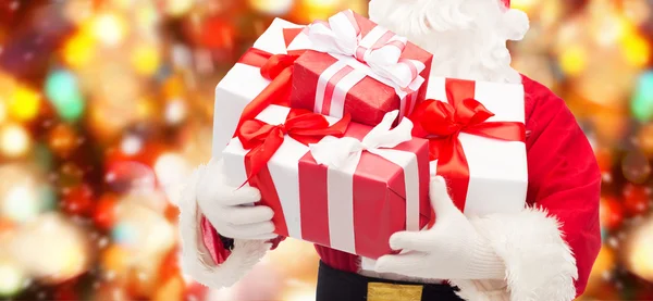 Закрыть Санта-Клауса подарочной коробкой — стоковое фото