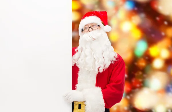 Человек в костюме Санта-Клауса с рекламным щитом — стоковое фото