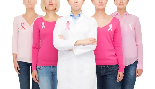 Primer plano de las mujeres con cintas de sensibilización contra el cáncer — Foto de Stock