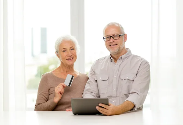 Tablet pc ve kredi kartı ile kıdemli mutlu çift — Stok fotoğraf