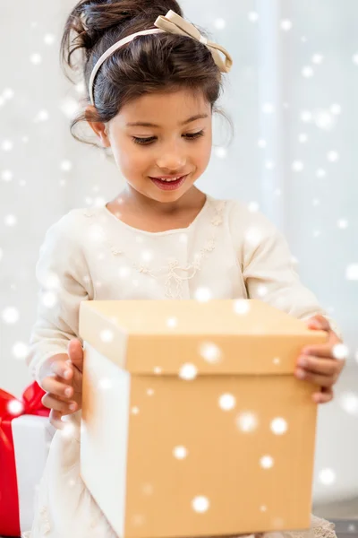 선물 상자와 함께 웃는 소녀 — 스톡 사진