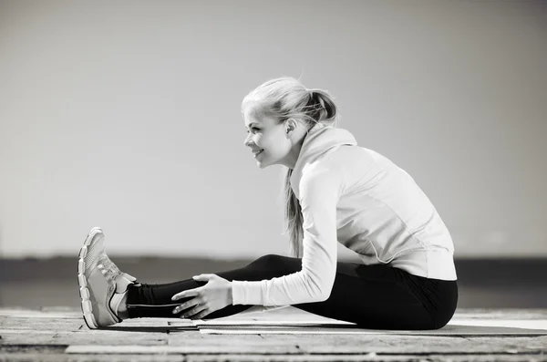 Vrouw doen buiten sport — Stockfoto