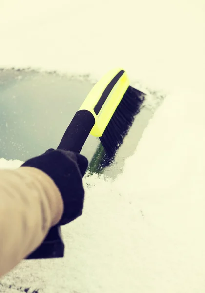 Fechar-se do homem limpando a neve do carro — Fotografia de Stock