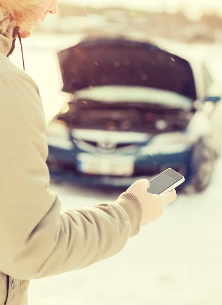 Fechar de homem com carro quebrado e telefone celular — Fotografia de Stock