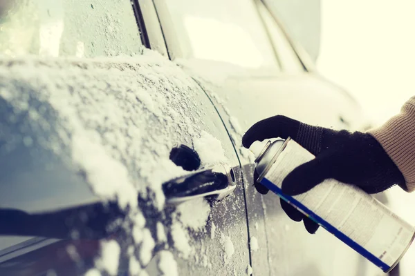 Close-up van man hand met lock deur de-Icer — Stockfoto