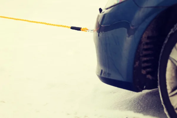 Primo piano dell'auto trainata con corda di traino — Foto Stock