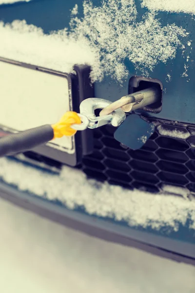 Fecho do carro rebocado com corda de reboque — Fotografia de Stock