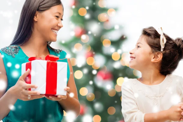 Feliz madre y niña con caja de regalo —  Fotos de Stock