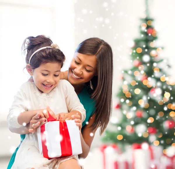 Happy mother and child girl with gift box — Stock Photo, Image