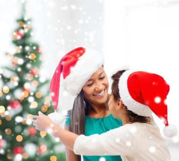 Madre felice e bambina con scatola regalo — Foto Stock