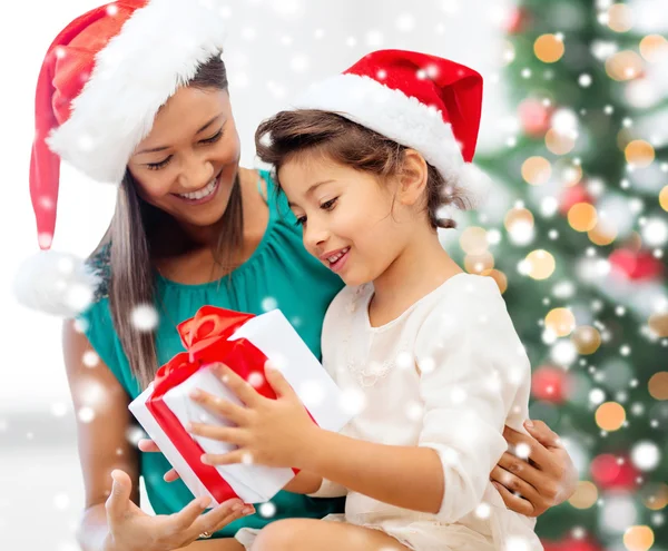 Gelukkig moeder en kind meisje met doos van de gift — Stockfoto