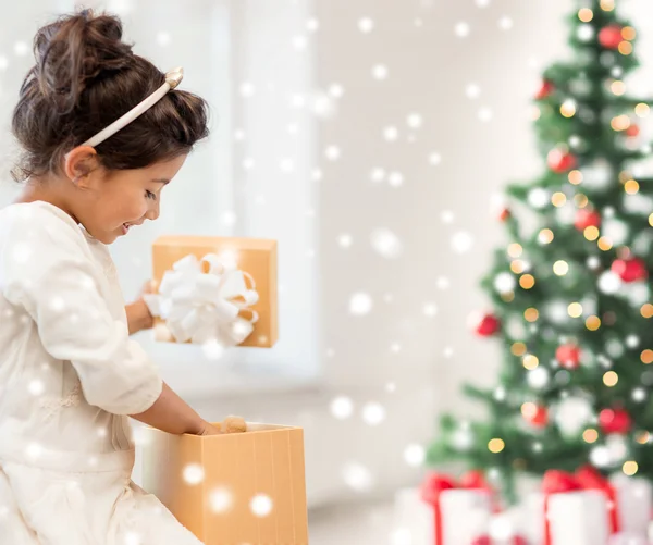 Smiling little girl with gift box — Stock Photo, Image