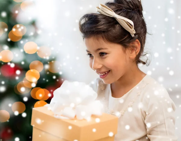 Sorrindo menina com caixa de presente — Fotografia de Stock