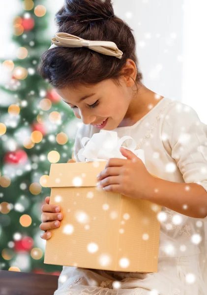 Улыбающаяся маленькая девочка с подарочной коробкой — стоковое фото