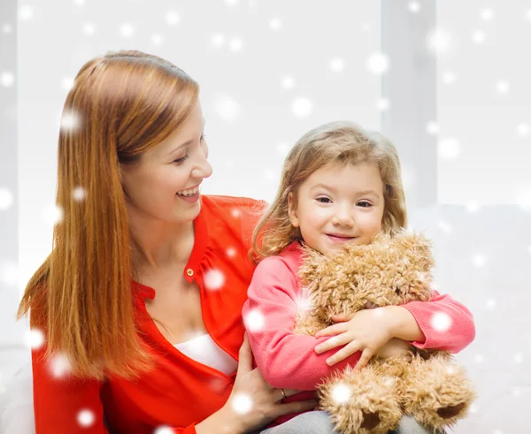 Madre e hija con juguete de oso de peluche — Foto de Stock