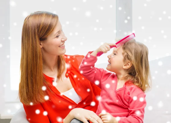 Moeder en dochter met kam — Stockfoto