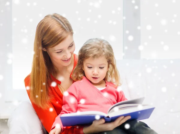 Madre e hija con libro —  Fotos de Stock