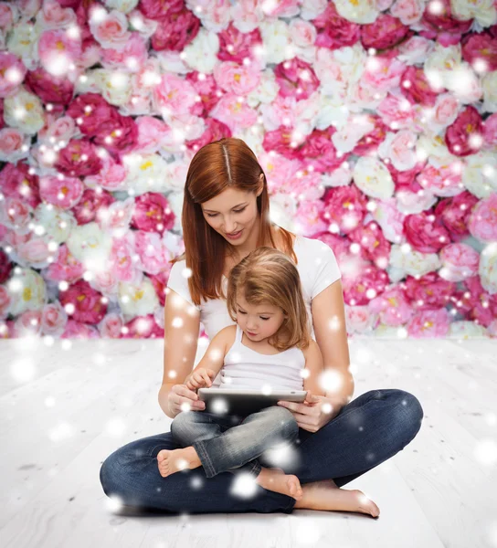 Mãe feliz com menina e tablet pc — Fotografia de Stock