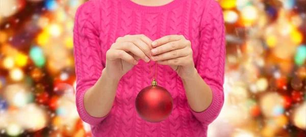 Primer plano de la mujer en suéter con bola de Navidad — Foto de Stock