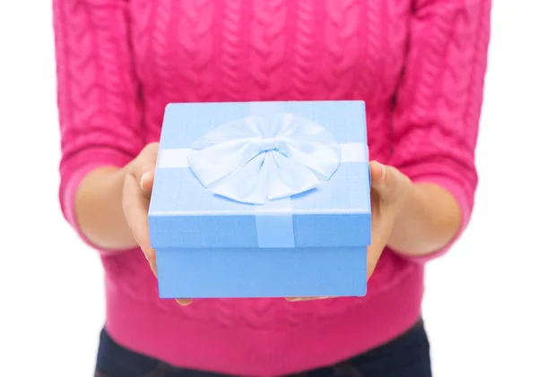 Primer plano de la mujer en suéter rosa celebración caja de regalo —  Fotos de Stock