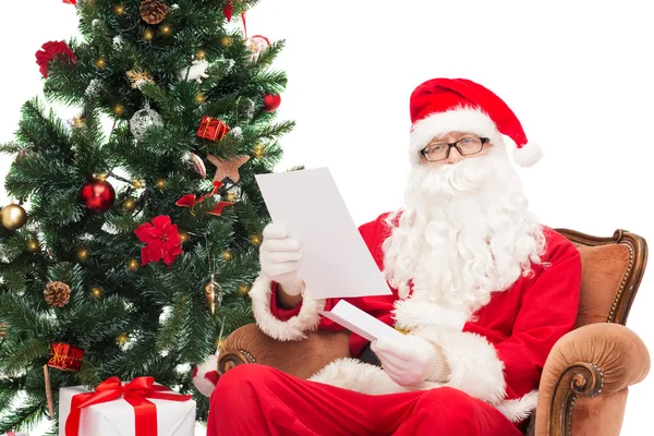 Mann im Kostüm von Weihnachtsmann mit Buchstaben — Stockfoto