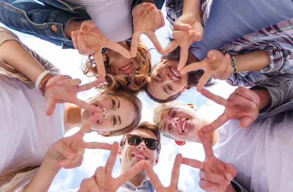 Grupo de adolescentes mostrando dedo cinco — Fotografia de Stock