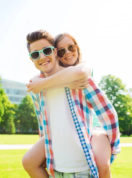 Sorridente coppia divertirsi nel parco — Foto Stock