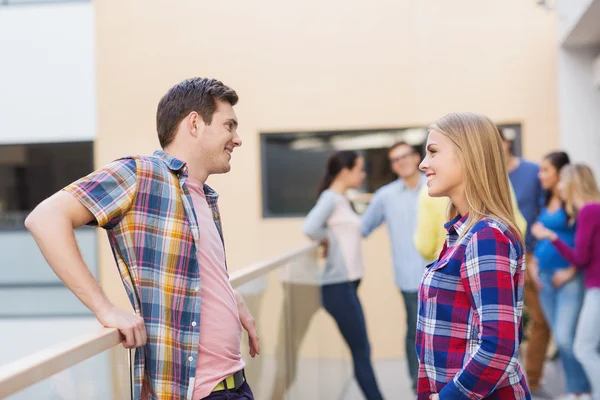 Gruppe lächelnder Studenten im Freien — Stockfoto