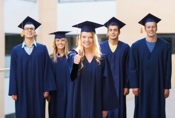 Gruppe lächelnder Studenten in Mörtel — Stockfoto