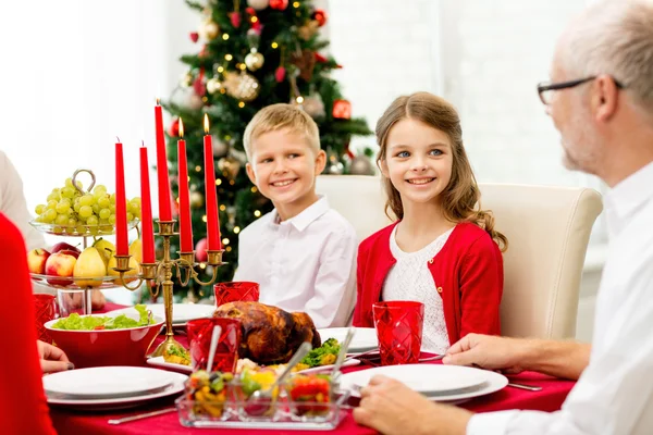 Leende familj att ha semester middag hemma — Stockfoto