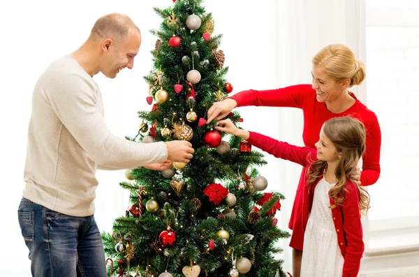 Ler familj dekorera julgran hemma — Stockfoto