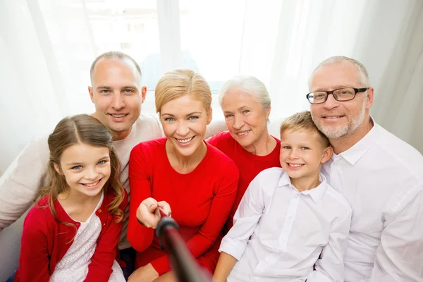 Familia sonriente tomando selfie en casa — Foto de Stock