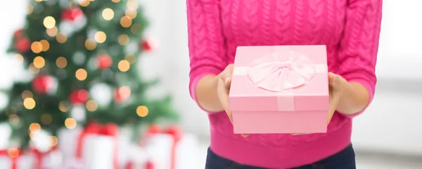 Primer plano de la mujer en suéter rosa celebración caja de regalo — Foto de Stock