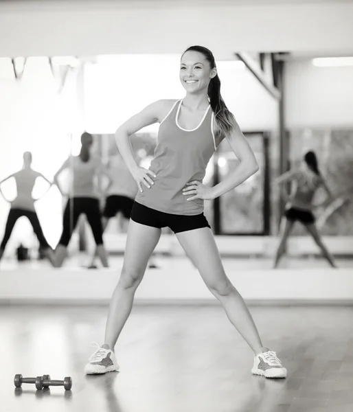 Lachende trainer trainen in de sportschool — Stockfoto