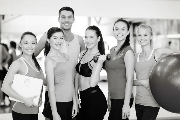 Grupp av leende människor i gymmet — Stockfoto