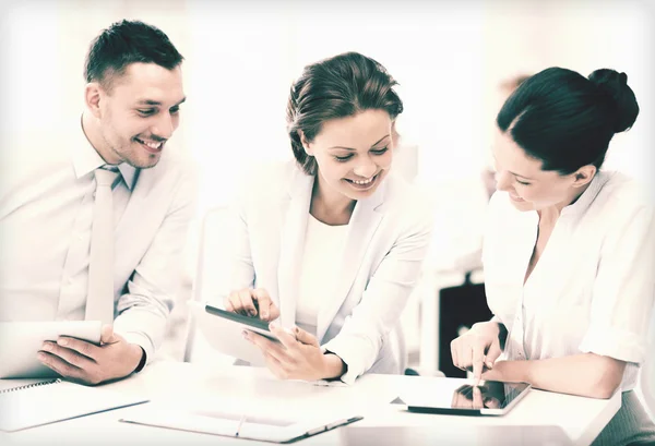 Zakelijke team dat werkt met een tablet-pc's in office — Stockfoto