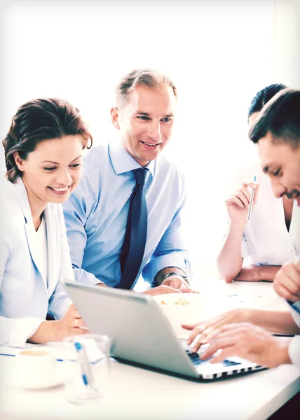 Affärsman med team på mötet i office — Stockfoto