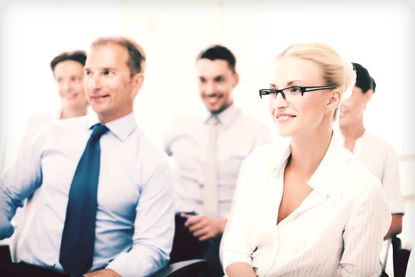 Des hommes et des femmes d'affaires en conférence — Photo