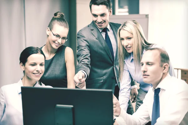 Equipo de negocios con monitor en discusión — Foto de Stock