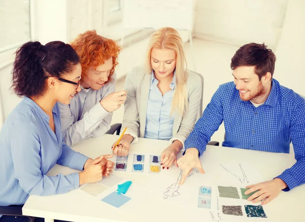 Lachende creatieve team kijken naar schets — Stockfoto