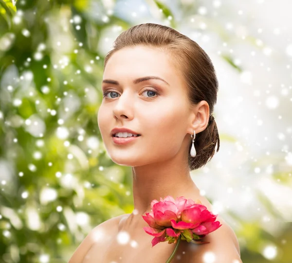 Woman with diamond earrings, ring and flower — Stock Photo, Image