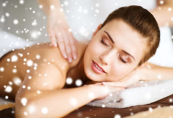 Vacker ung kvinna i spasalong får massage — Stockfoto