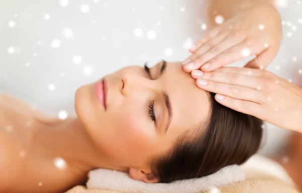 Vacker kvinna får ansikte eller huvud massage — Stockfoto